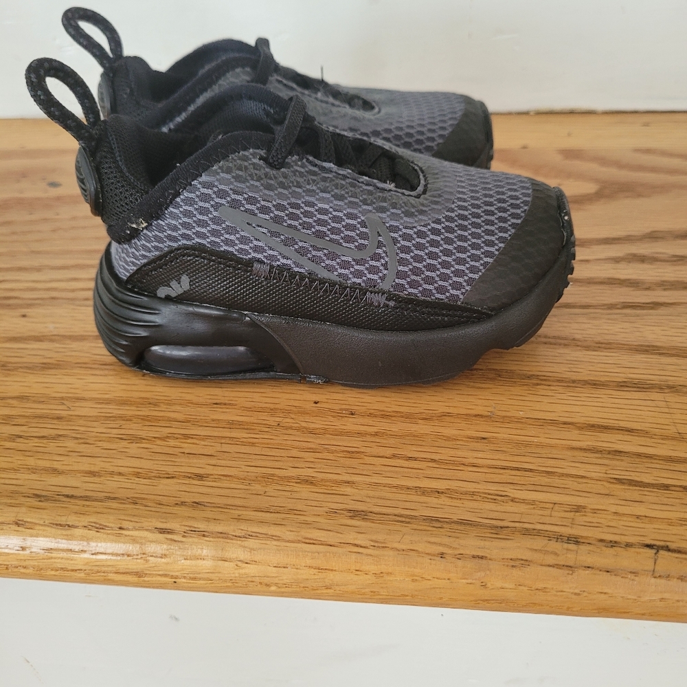 nike - Picture 2 of 4